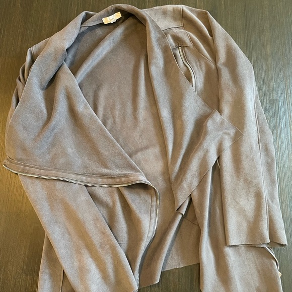 Like new super soft suede-like jacket. Size Large - Picture 2 of 5